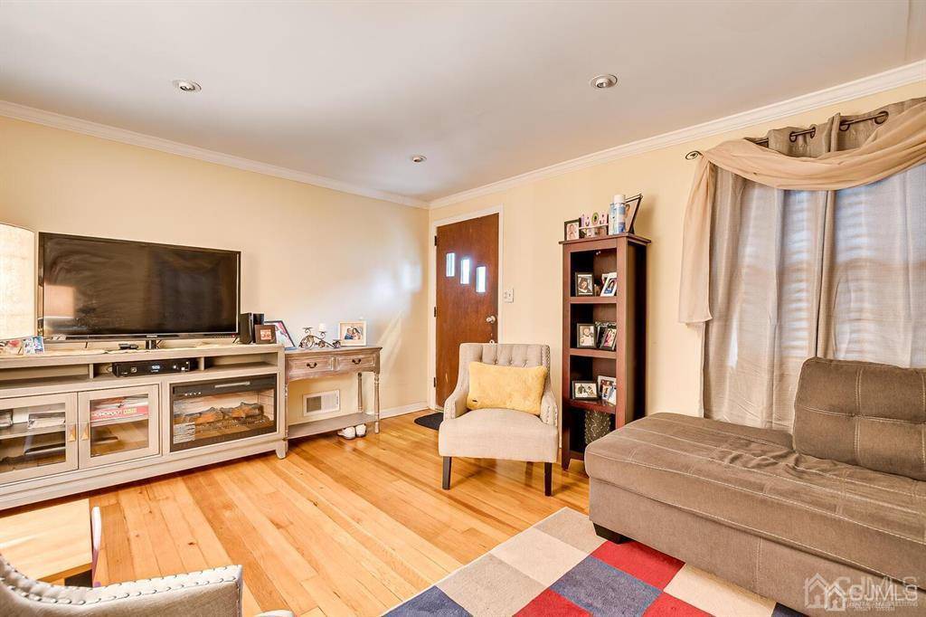 Roselle, NJ 07203,383 Douglas RD