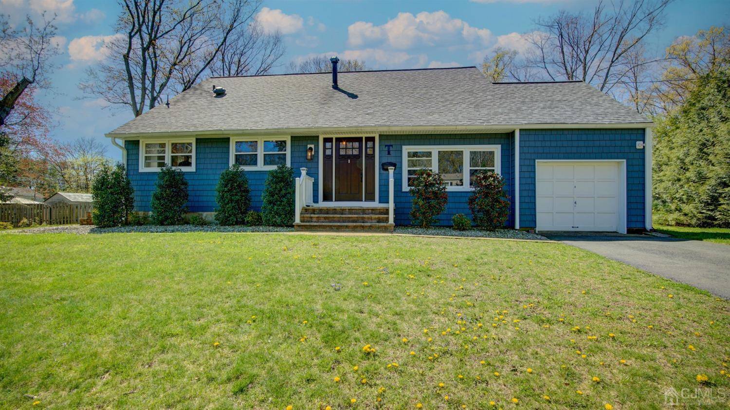 East Brunswick, NJ 08816,18 Sandalwood DR