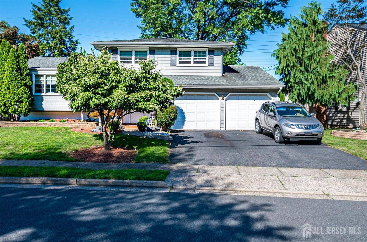 Edison, NJ 08837,27 Eileen WAY
