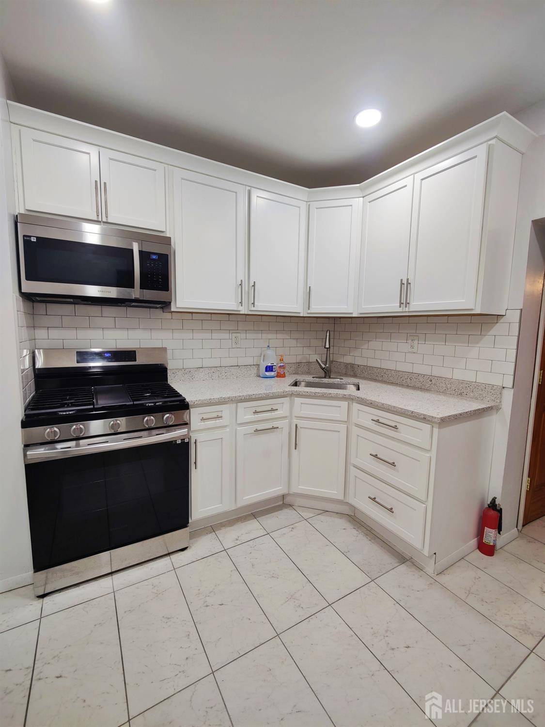 Jersey City, NJ 07305,299 Armstrong AVE #2