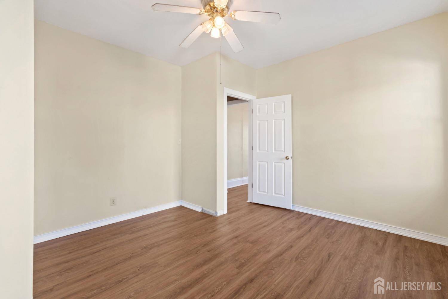 Fords, NJ 08863,710 King Georges RD