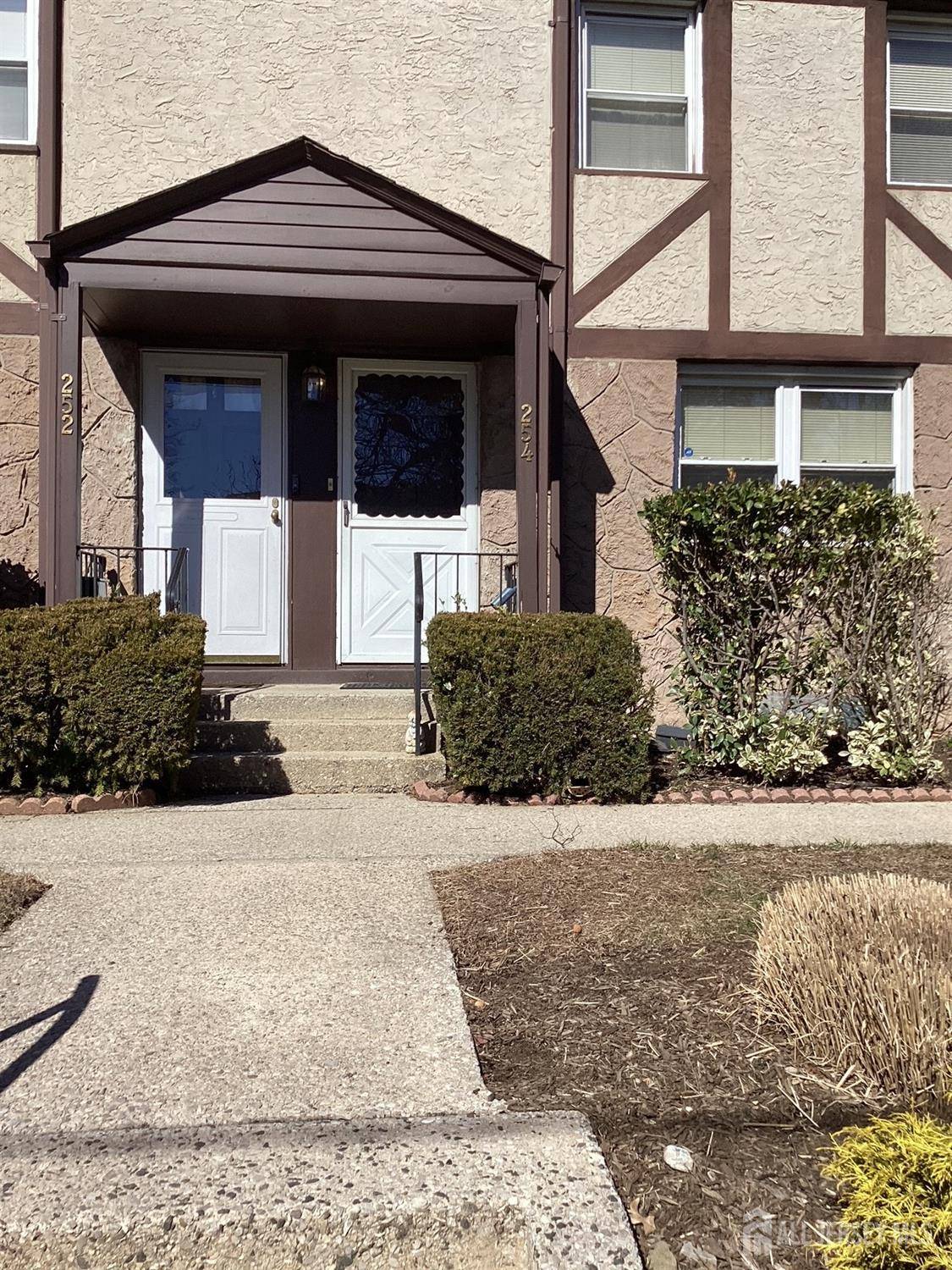 Metuchen, NJ 08840,254 Newman ST #105D