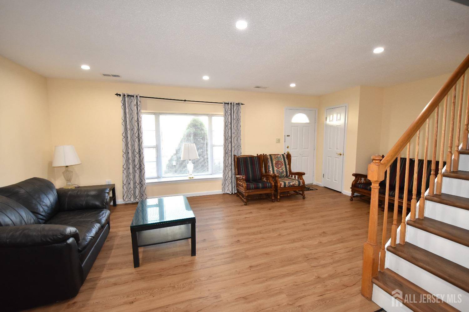 North Brunswick, NJ 08902,936 Thomas AVE