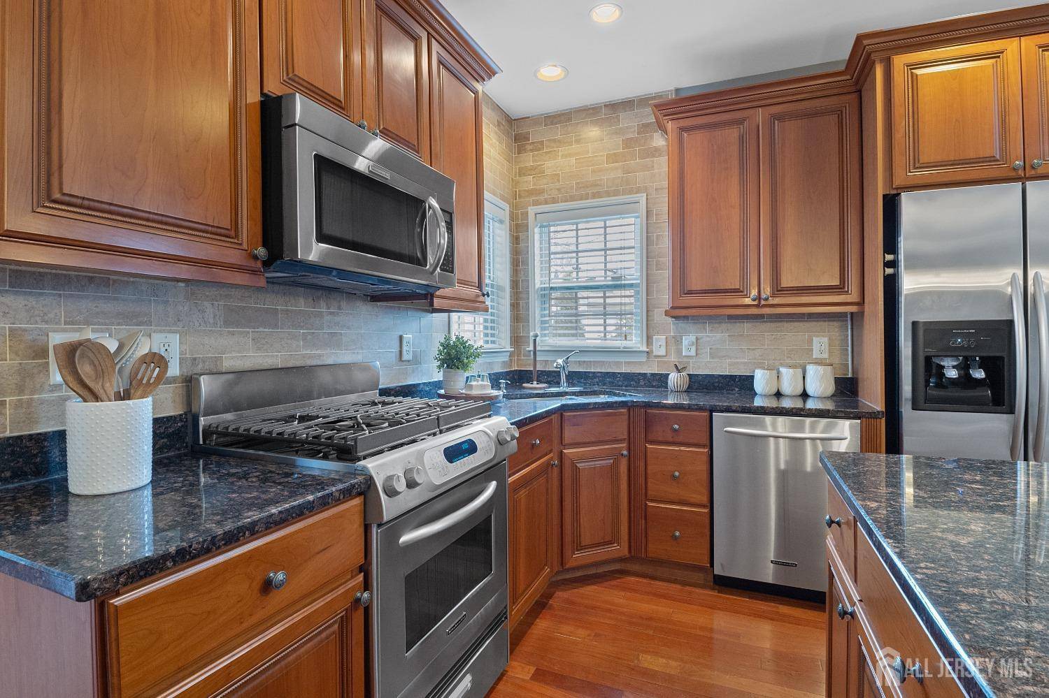 South Amboy, NJ 08879,514 Col Db Kelly WAY