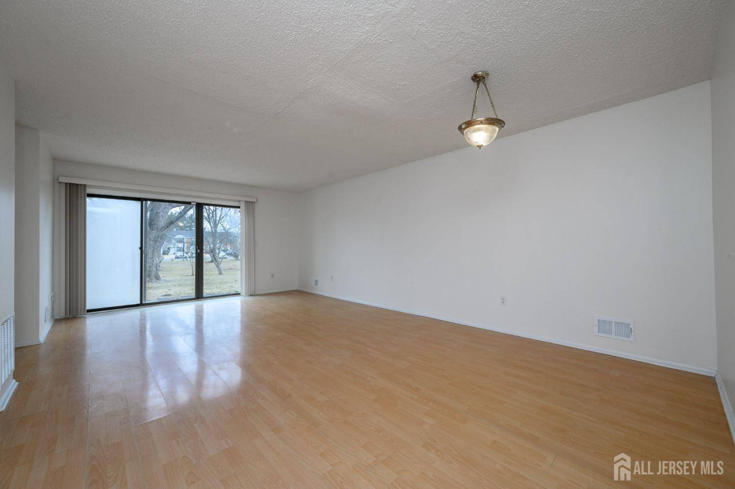 East Brunswick, NJ 08816,374 Bromley PL