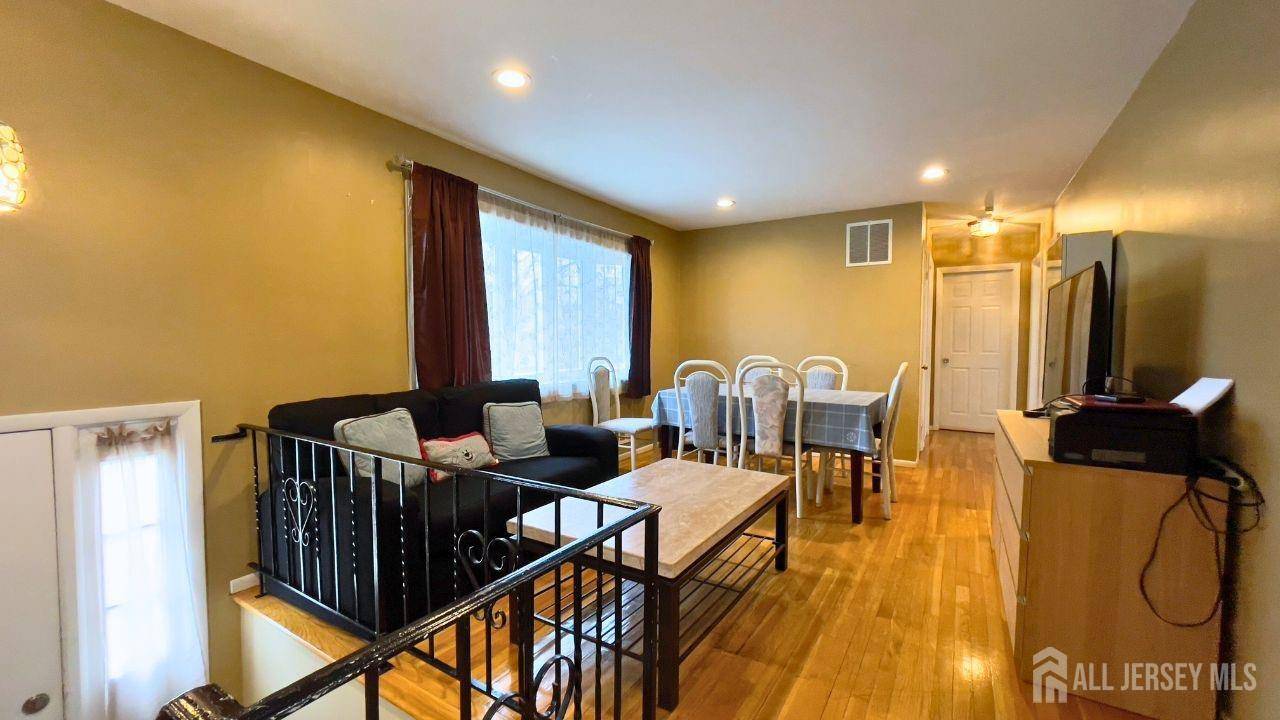 Edison, NJ 08817,82 Taft AVE