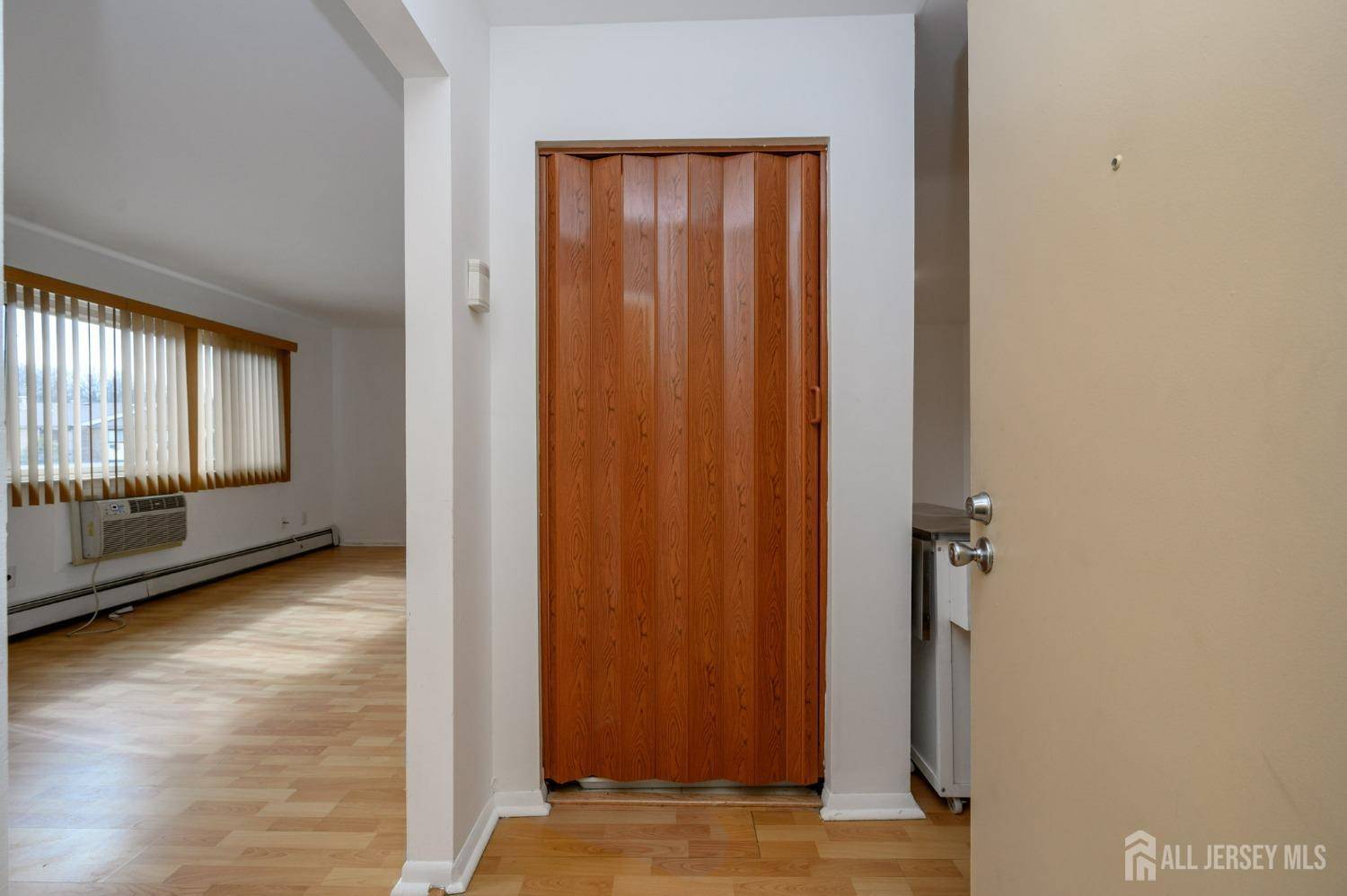 Woodbridge Proper, NJ 07095,628 Cricket LN