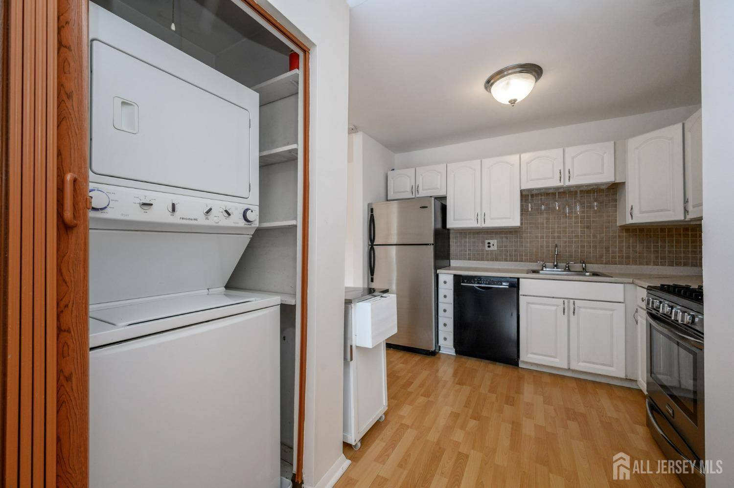 Woodbridge Proper, NJ 07095,628 Cricket LN
