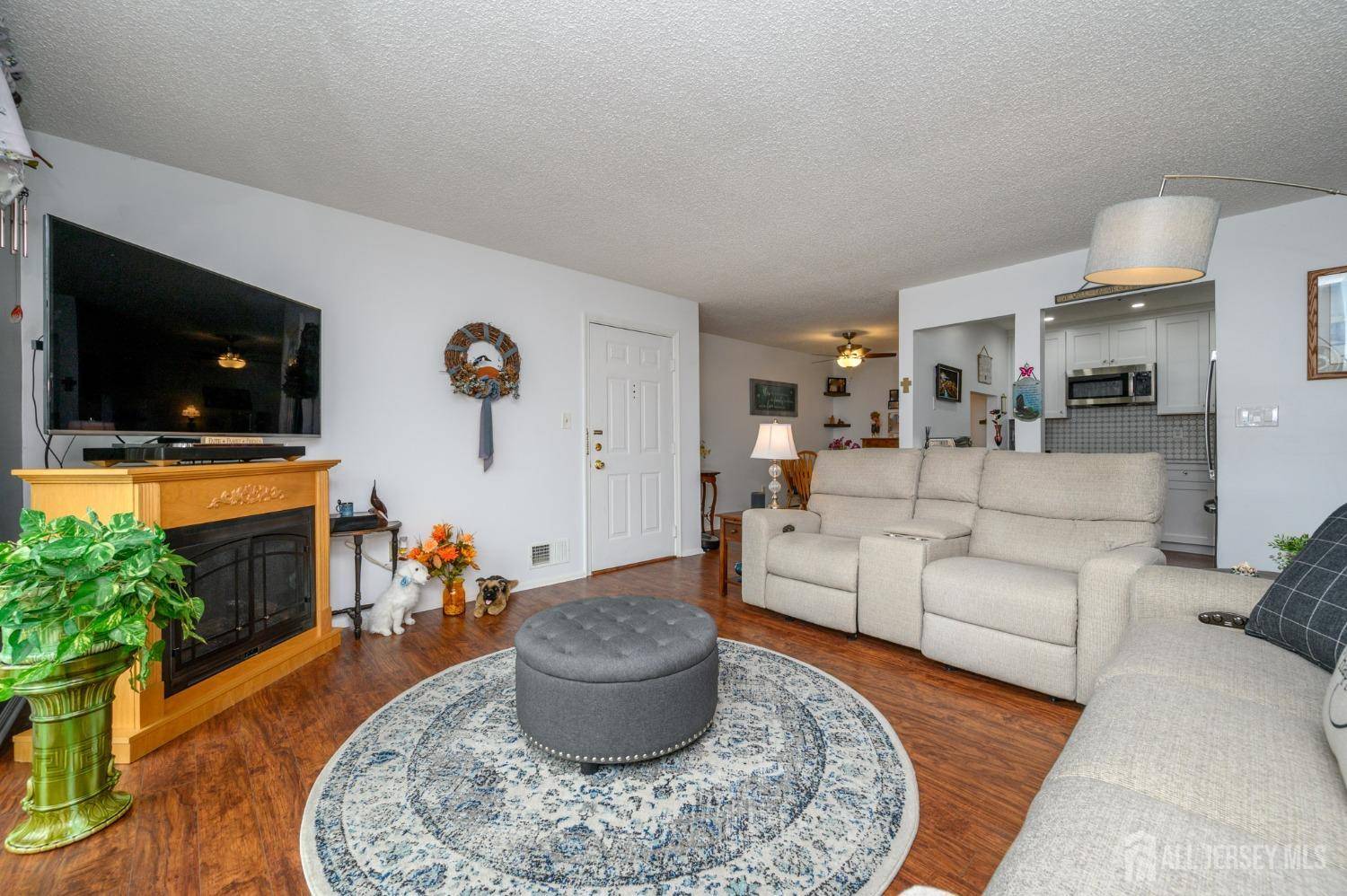 Hamilton, NJ 08619,39 Versailles CT