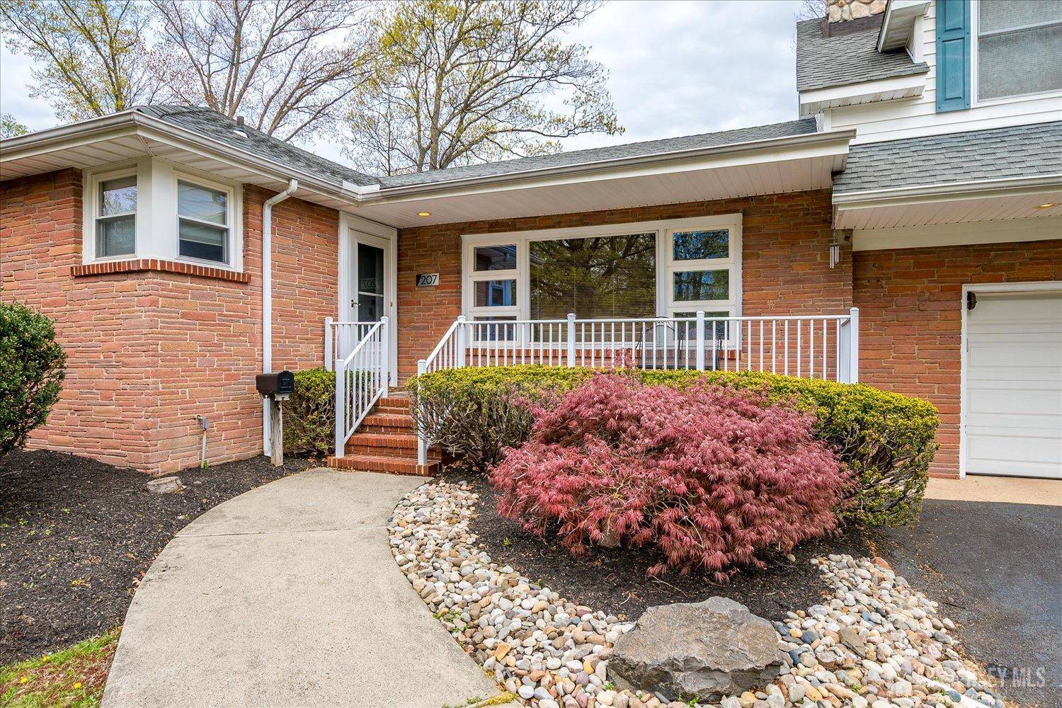 Metuchen, NJ 08840,207 Dellwood RD