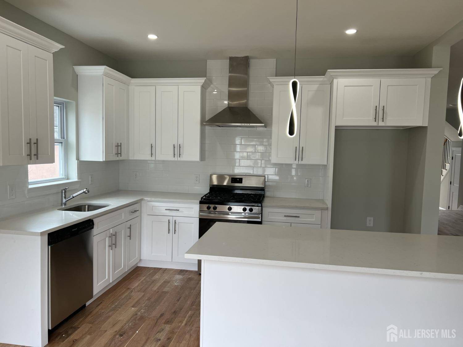 Carteret, NJ 07008,21 Catherine ST