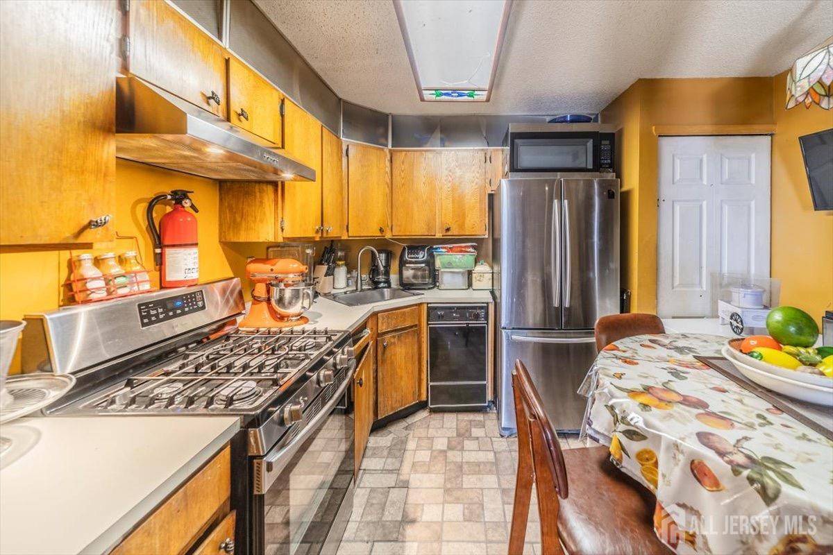 North Brunswick, NJ 08902,19 Pembrook AVE