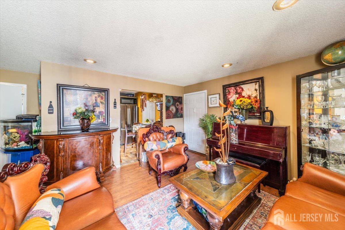 North Brunswick, NJ 08902,19 Pembrook AVE