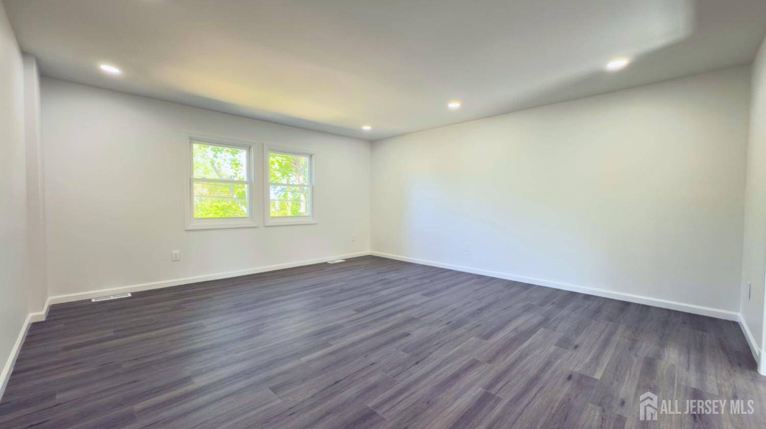 East Brunswick, NJ 08816,412 Ryders LN