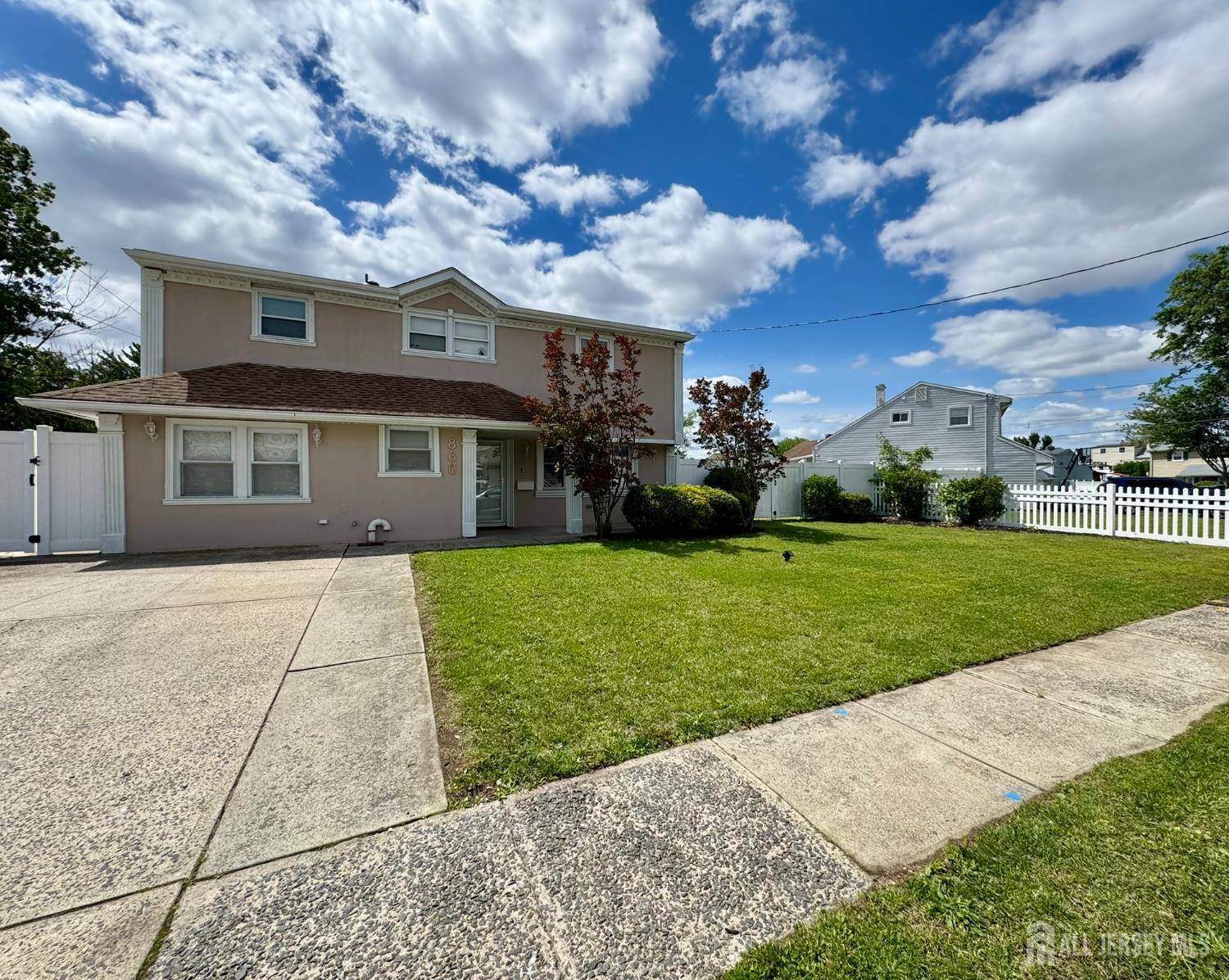 Perth Amboy, NJ 08861,860 Barry AVE