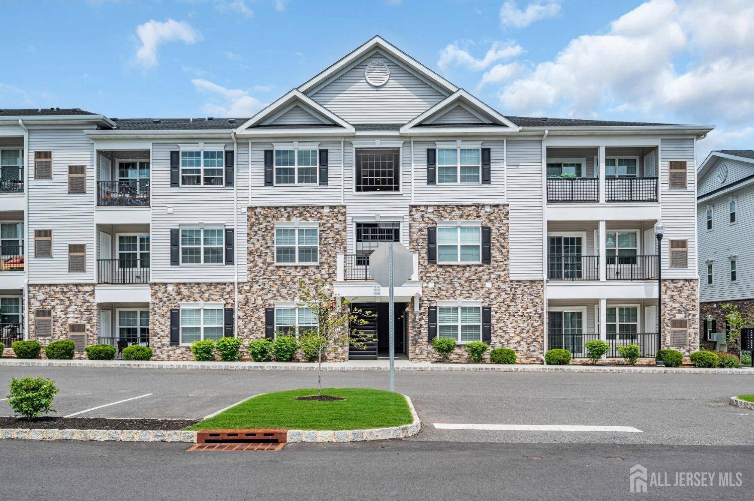 Monroe, NJ 08831,915 Vanderbergh BLVD #915