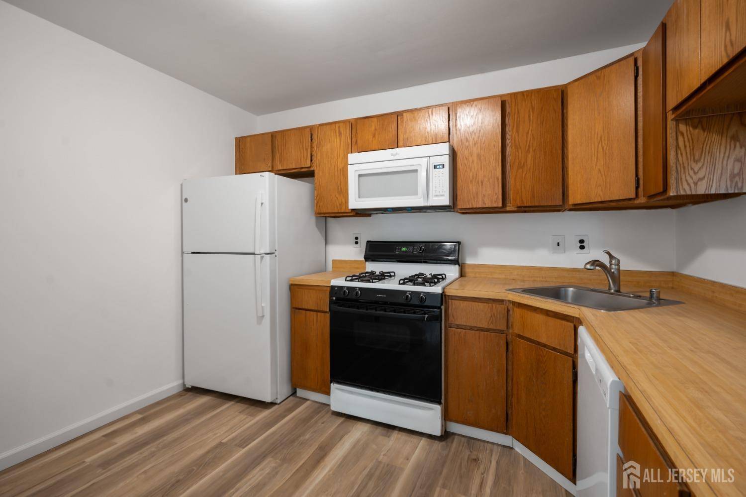 East Brunswick, NJ 08816,172 Applegate LN