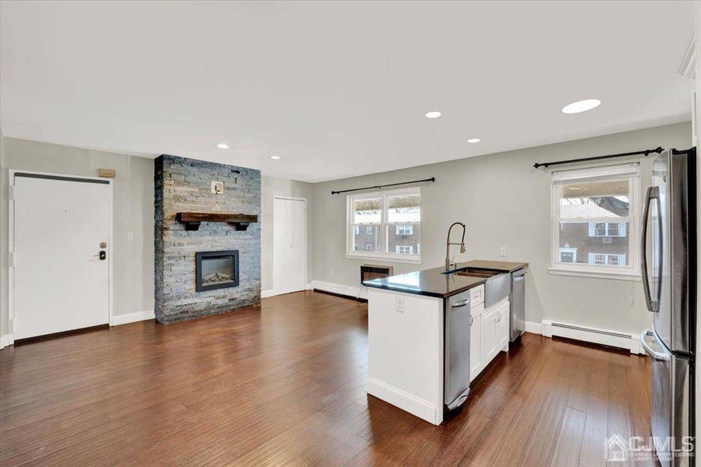 Spotswood, NJ 08884,289 Main ST #8K