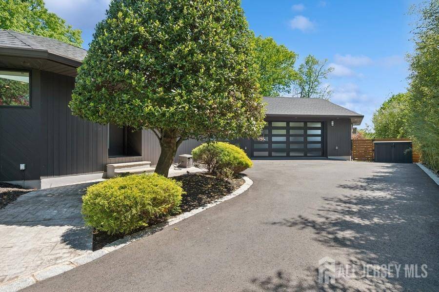 Edison, NJ 08820,29 Oak Grove LN