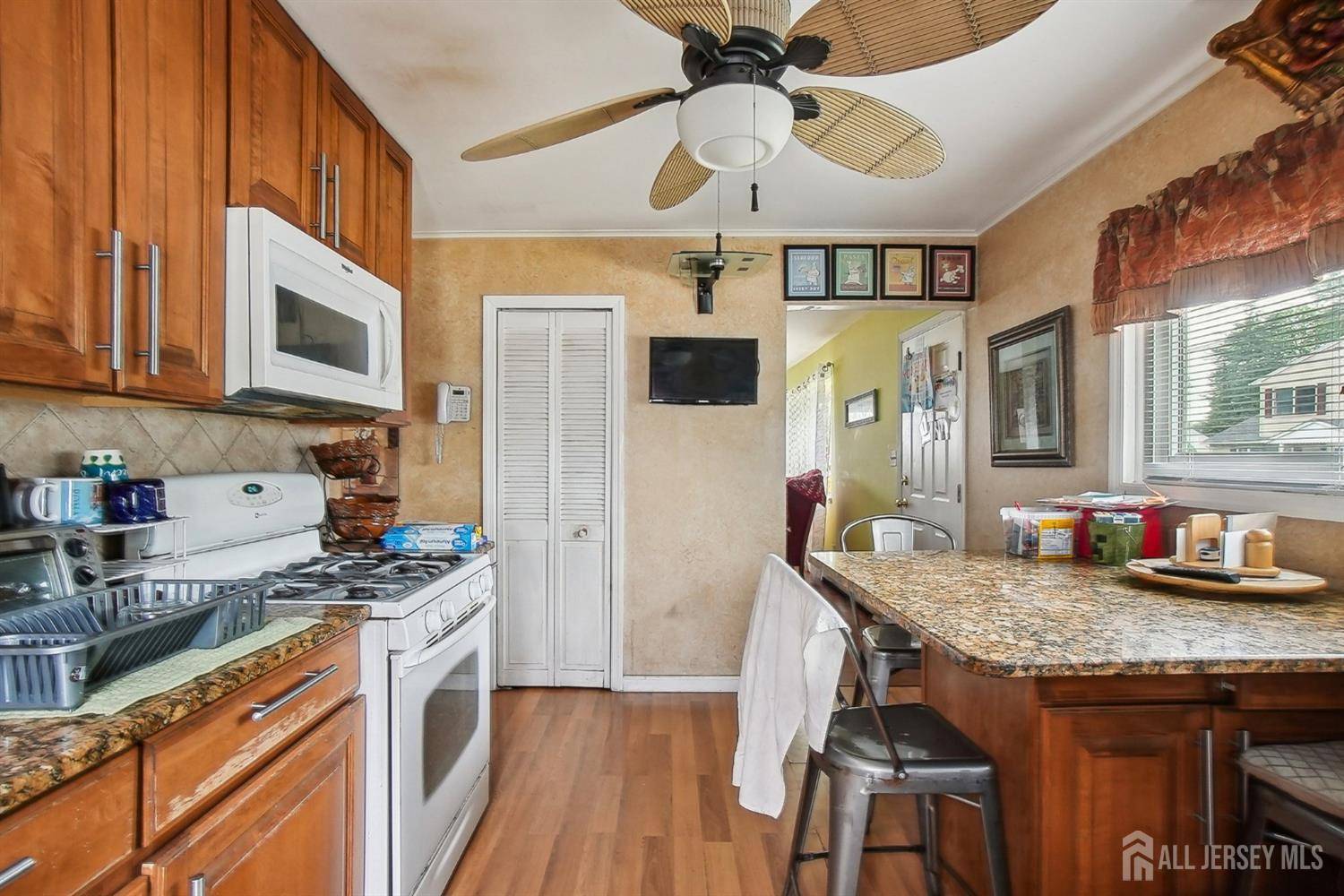 Edison, NJ 08817,30 Kenmore RD