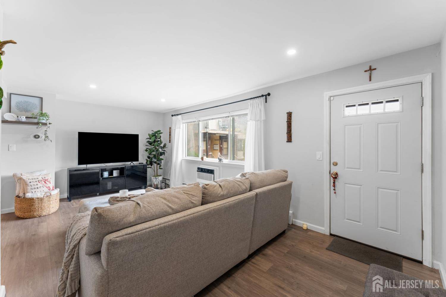 Woodbridge Proper, NJ 07095,609 Cricket LN
