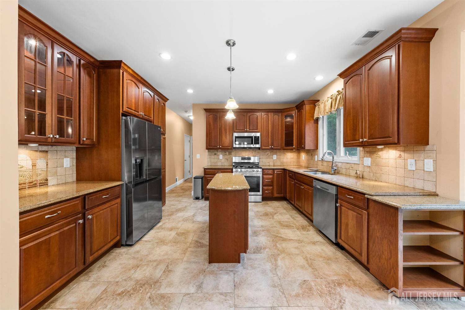 Monroe, NJ 08831,15 Boxwood DR