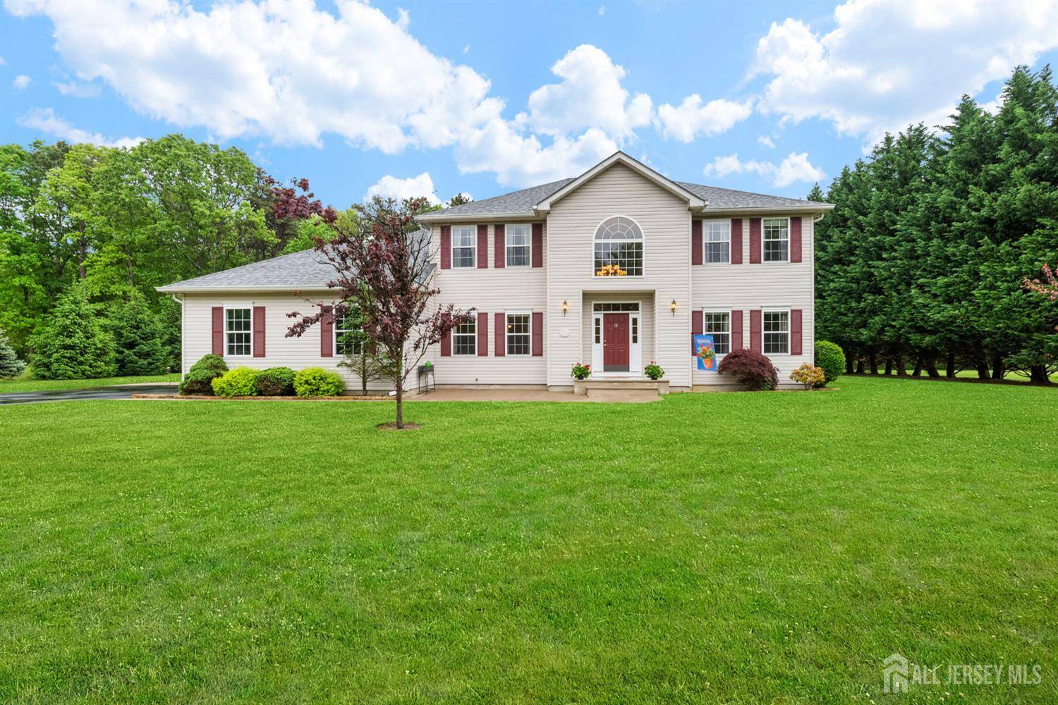 Monroe, NJ 08831,15 Boxwood DR