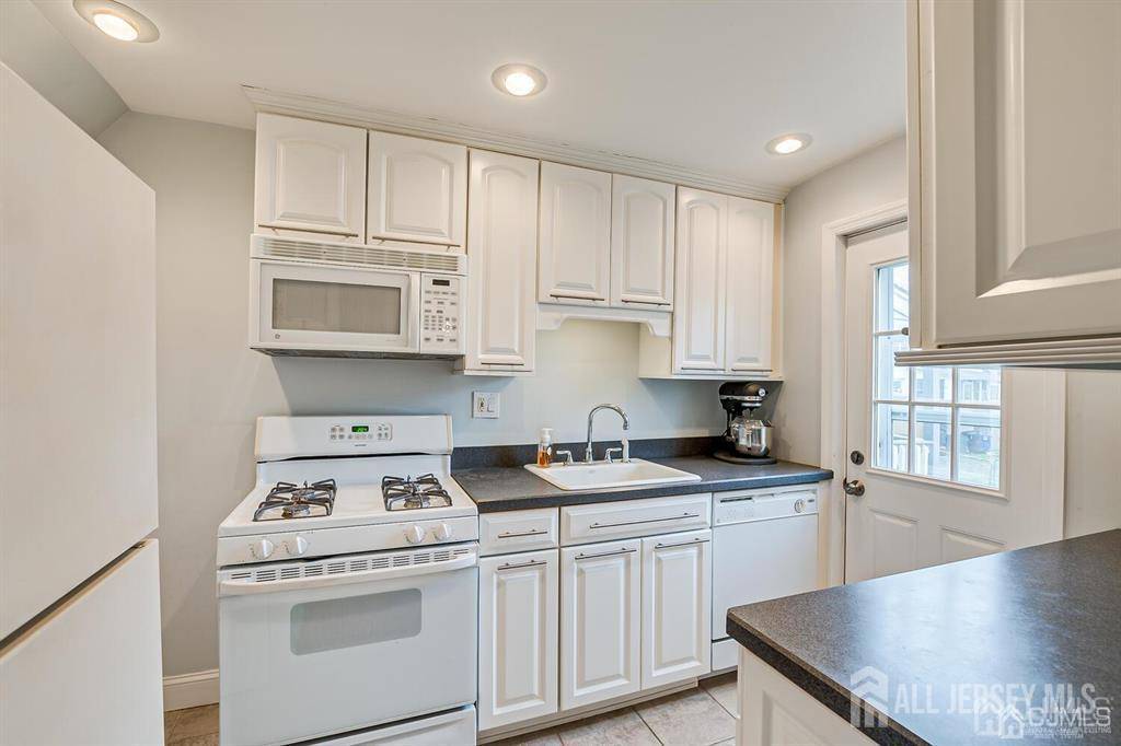 Metuchen, NJ 08840,33 Victory CT