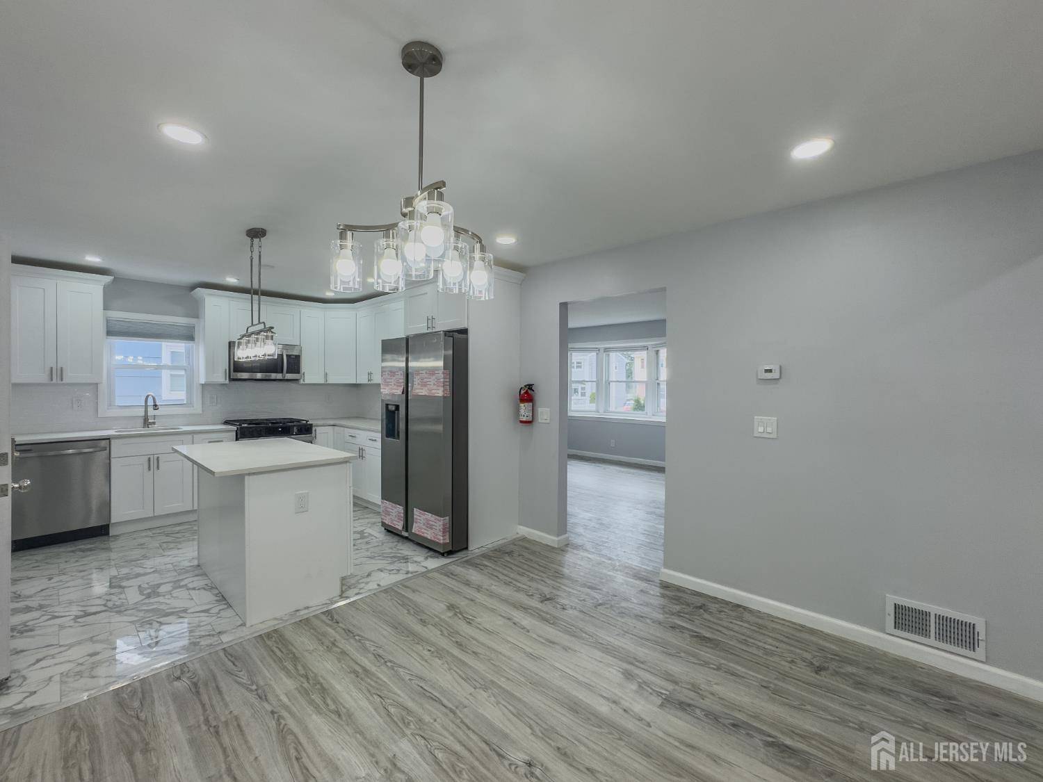 Carteret, NJ 07008,16 Holmes ST