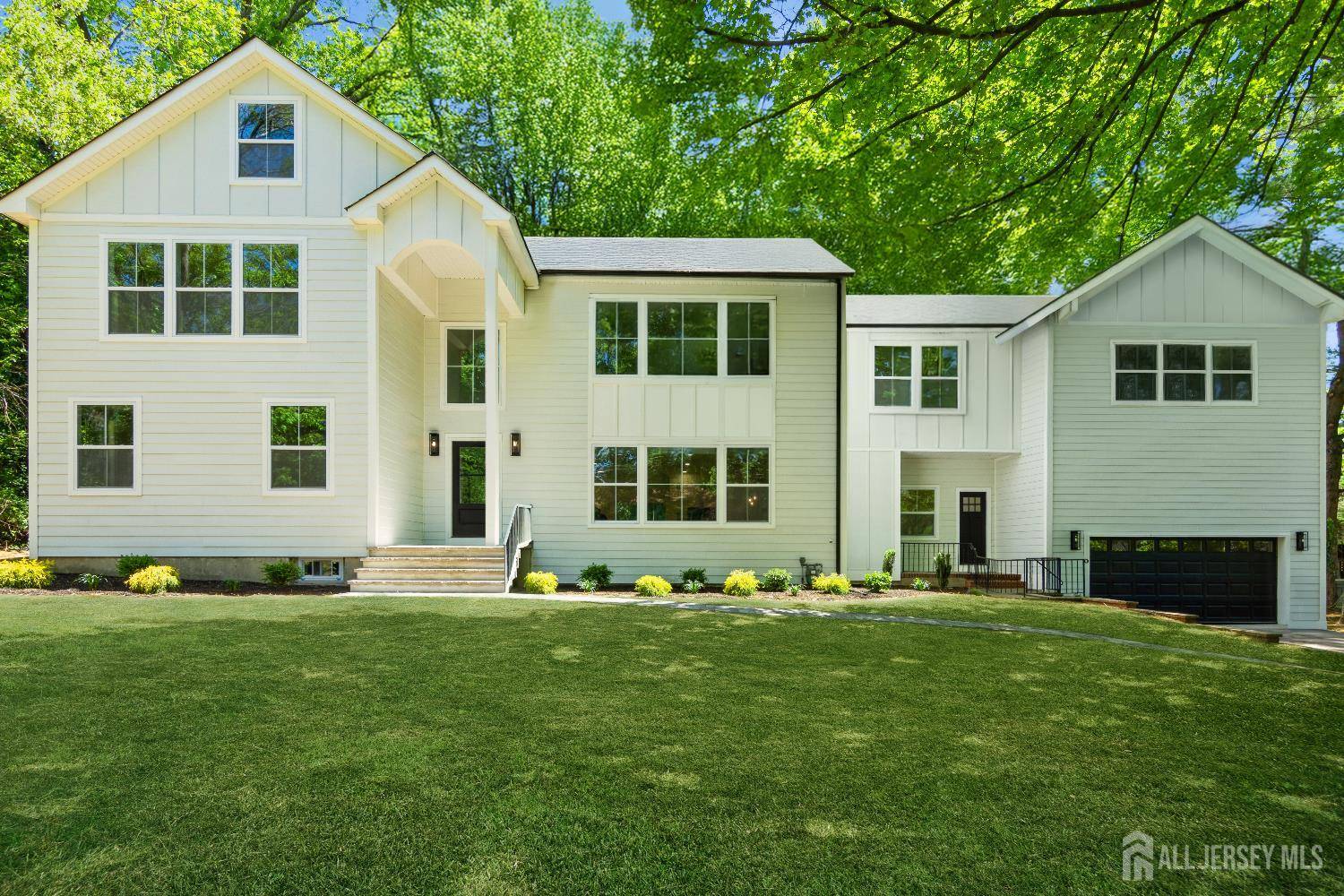 Edison, NJ 08820,2 Beech LN