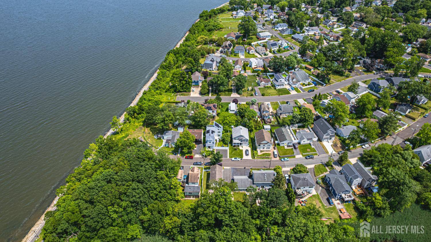 Keyport, NJ 07735,76 Woodland DR