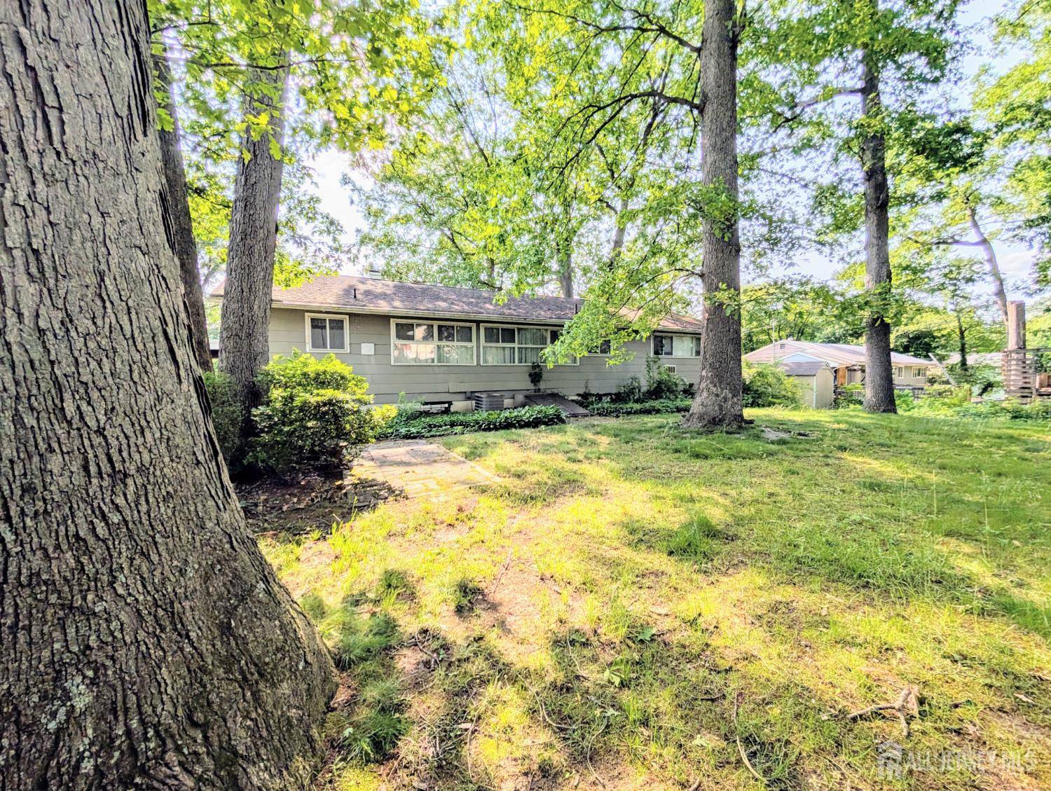 East Brunswick, NJ 08816,28 Tanglewood LN