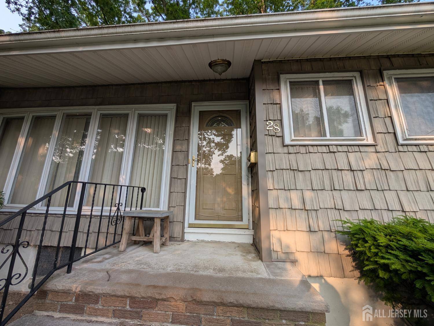 East Brunswick, NJ 08816,28 Tanglewood LN
