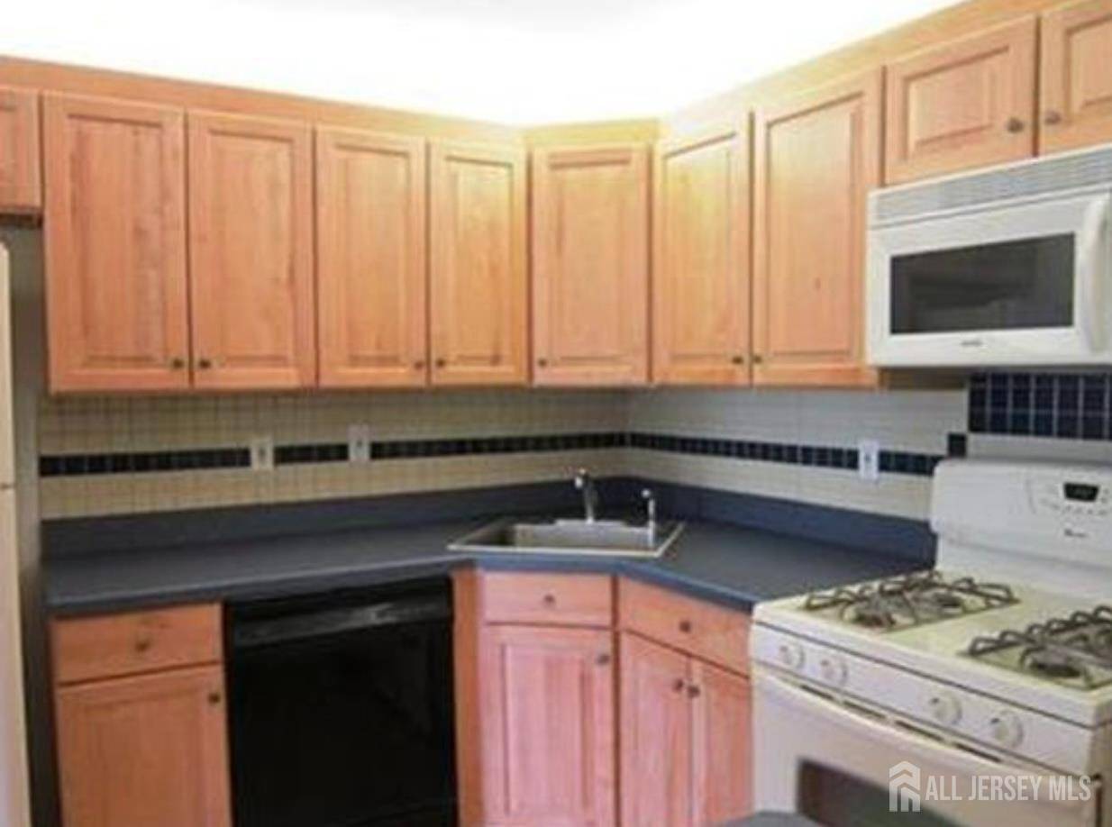East Brunswick, NJ 08816,405 Danbury ln LN