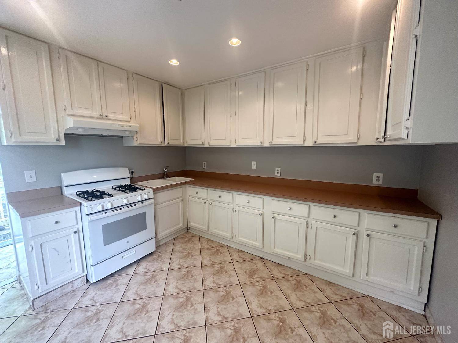 Dunellen, NJ 08812,348 Front ST
