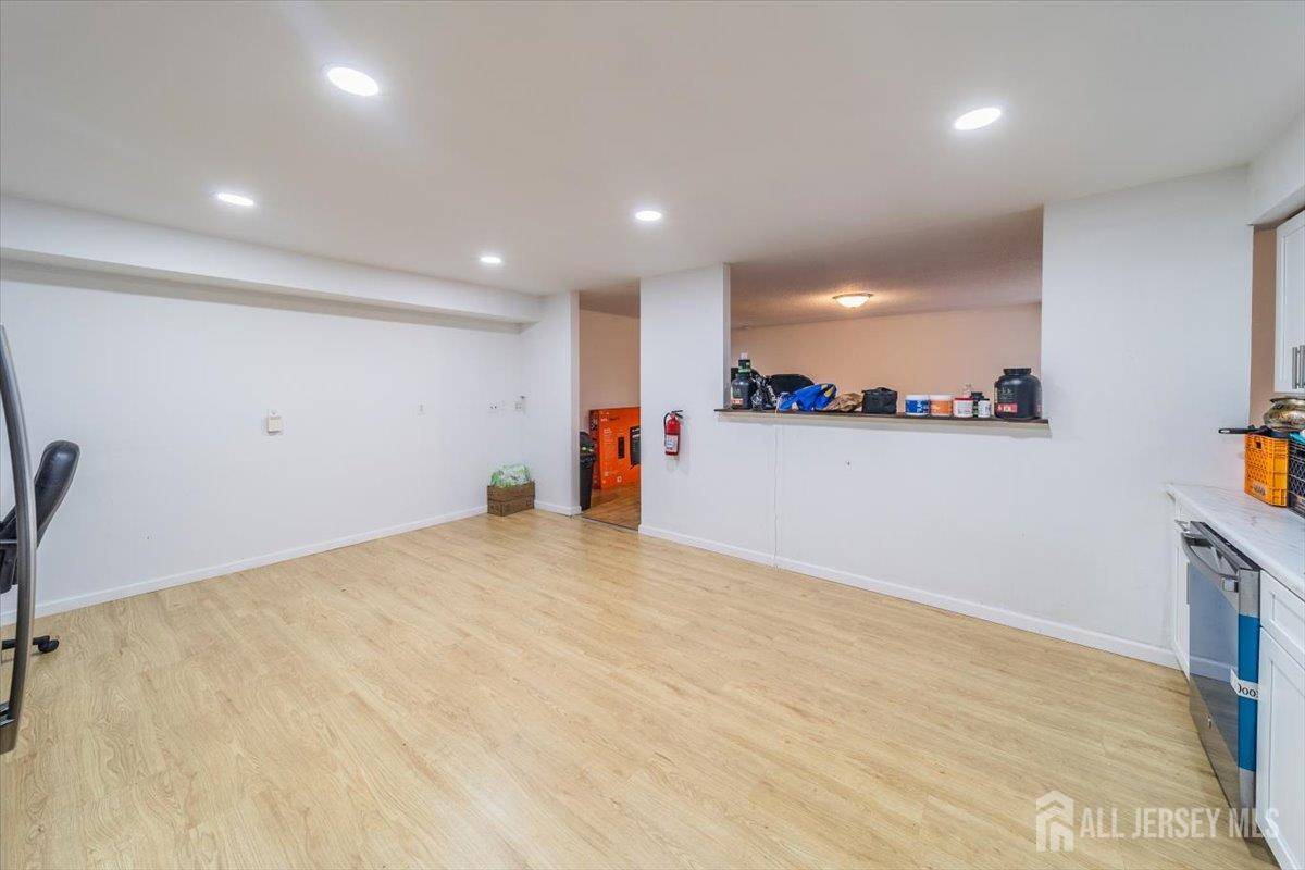 Edison, NJ 08820,36 Henry ST