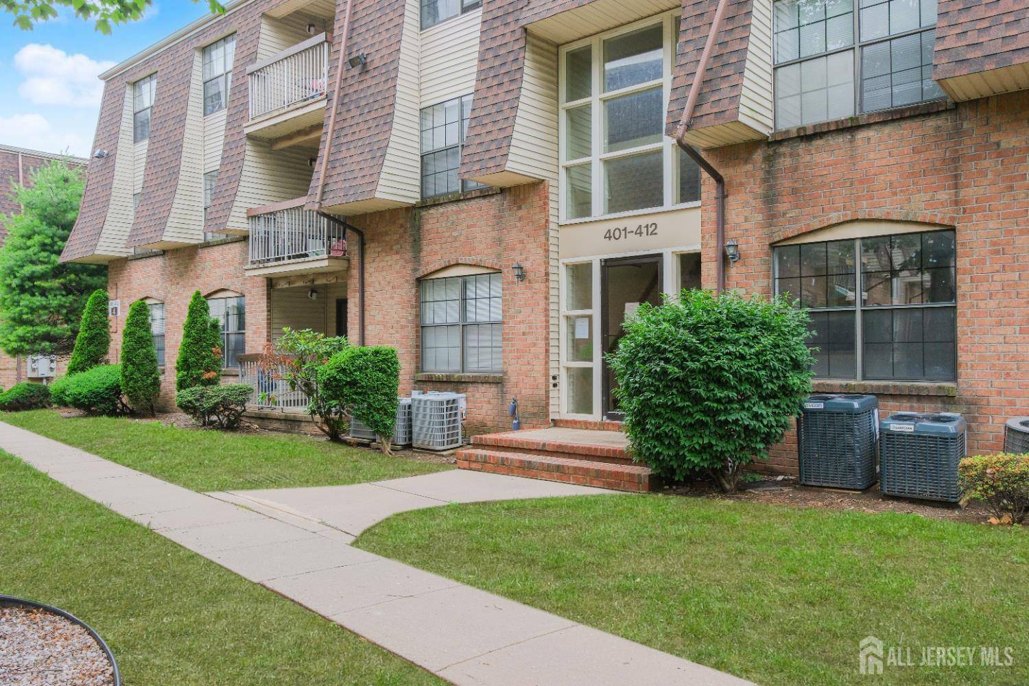 Perth Amboy, NJ 08862,402 Hidden village DR