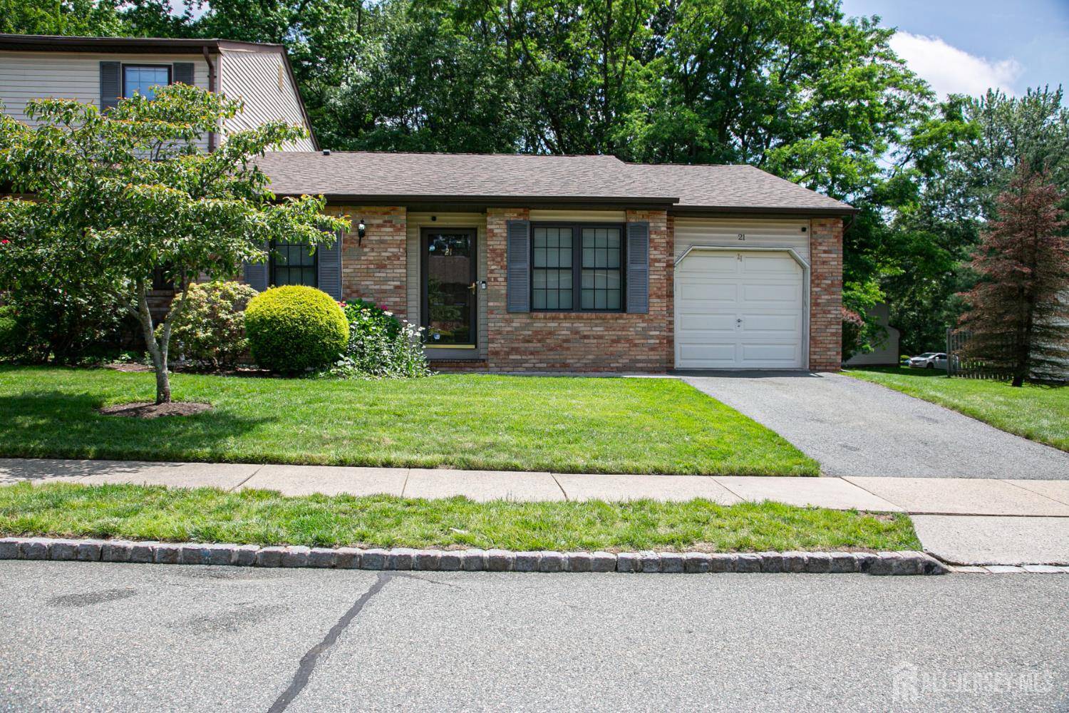Edison, NJ 08820,21 Dogwood DR