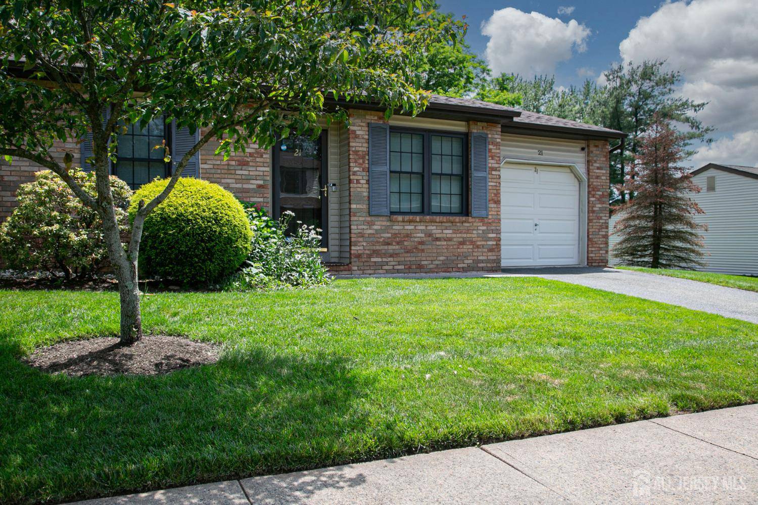 Edison, NJ 08820,21 Dogwood DR