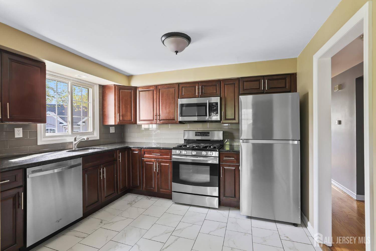 Metuchen, NJ 08840,262 Wall ST #2