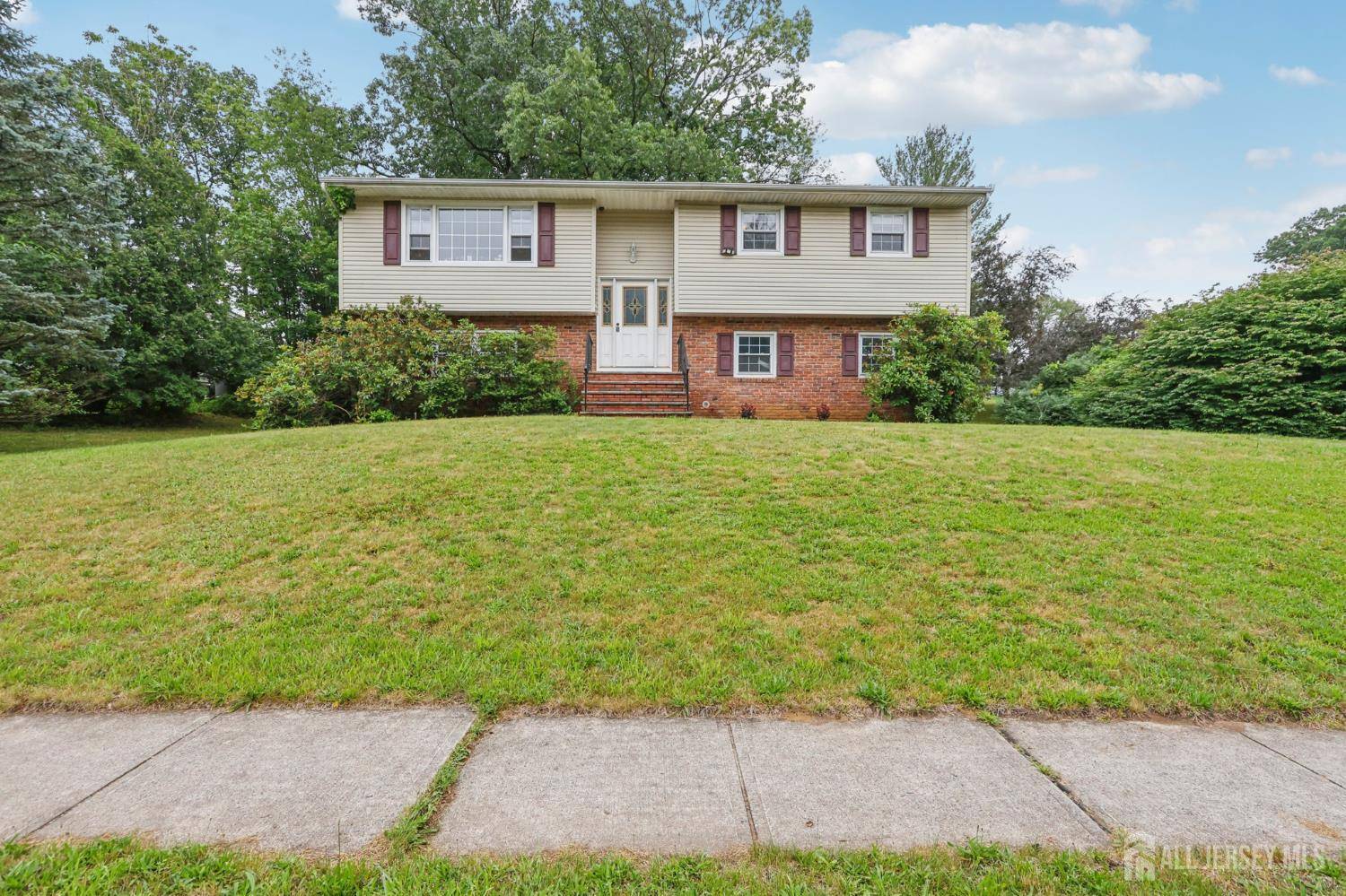 East Brunswick, NJ 08816,28 Thomas RD
