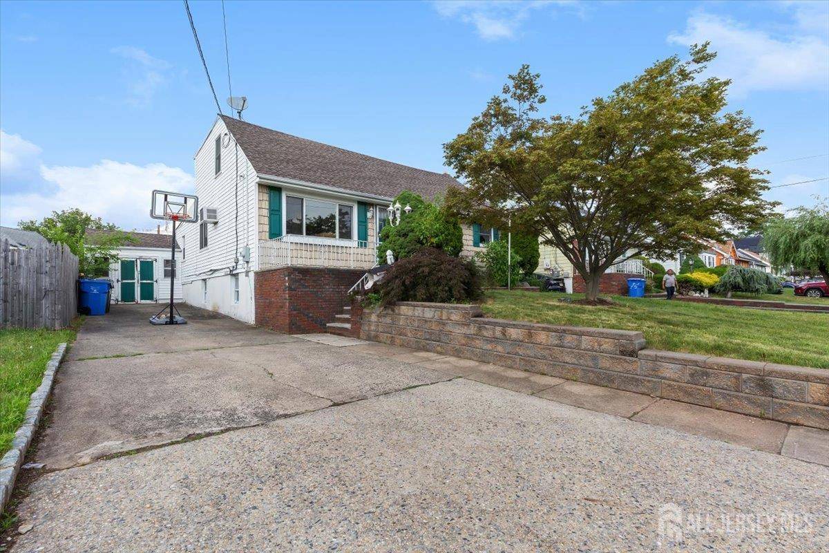 Iselin, NJ 08830,18 WESTBURY RD