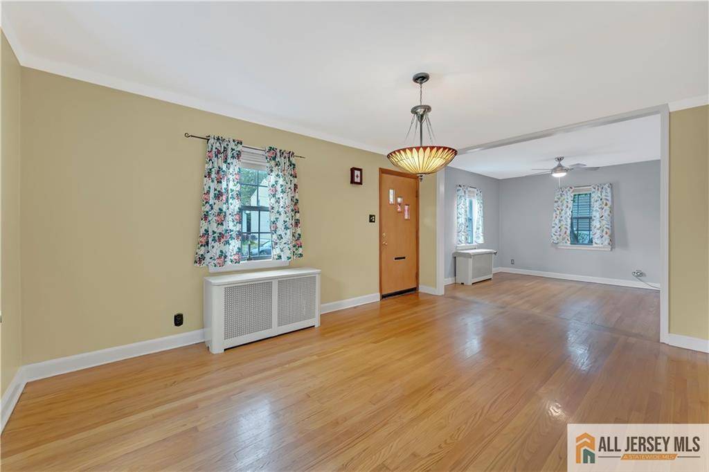 Woodbridge Proper, NJ 07095,585 Garden AVE