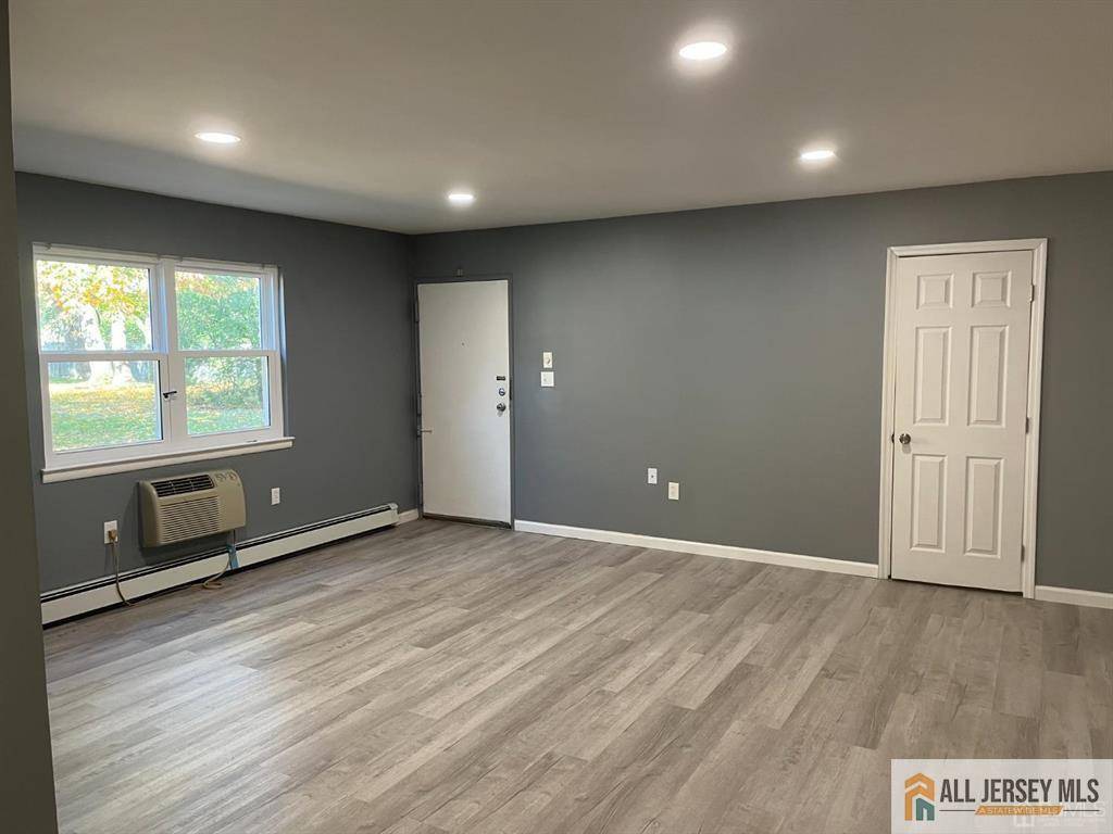 Spotswood, NJ 08884,289 Main ST #6G