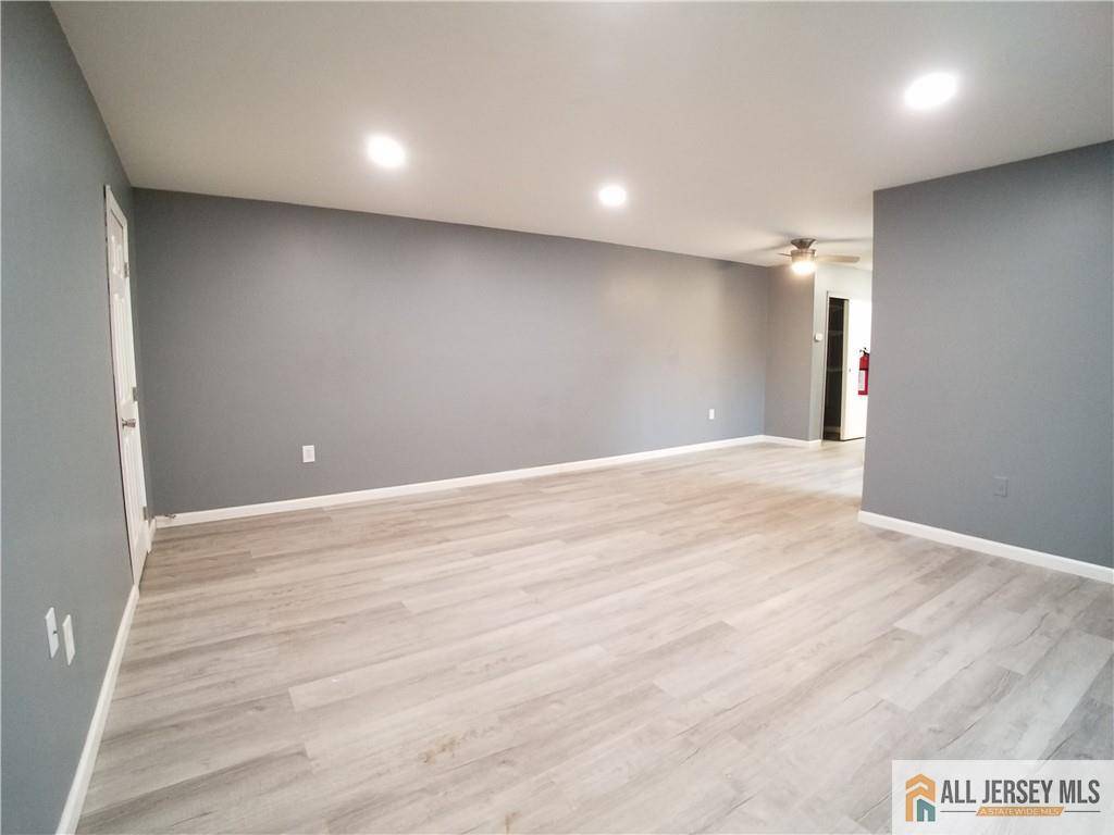 Spotswood, NJ 08884,289 Main ST #6G