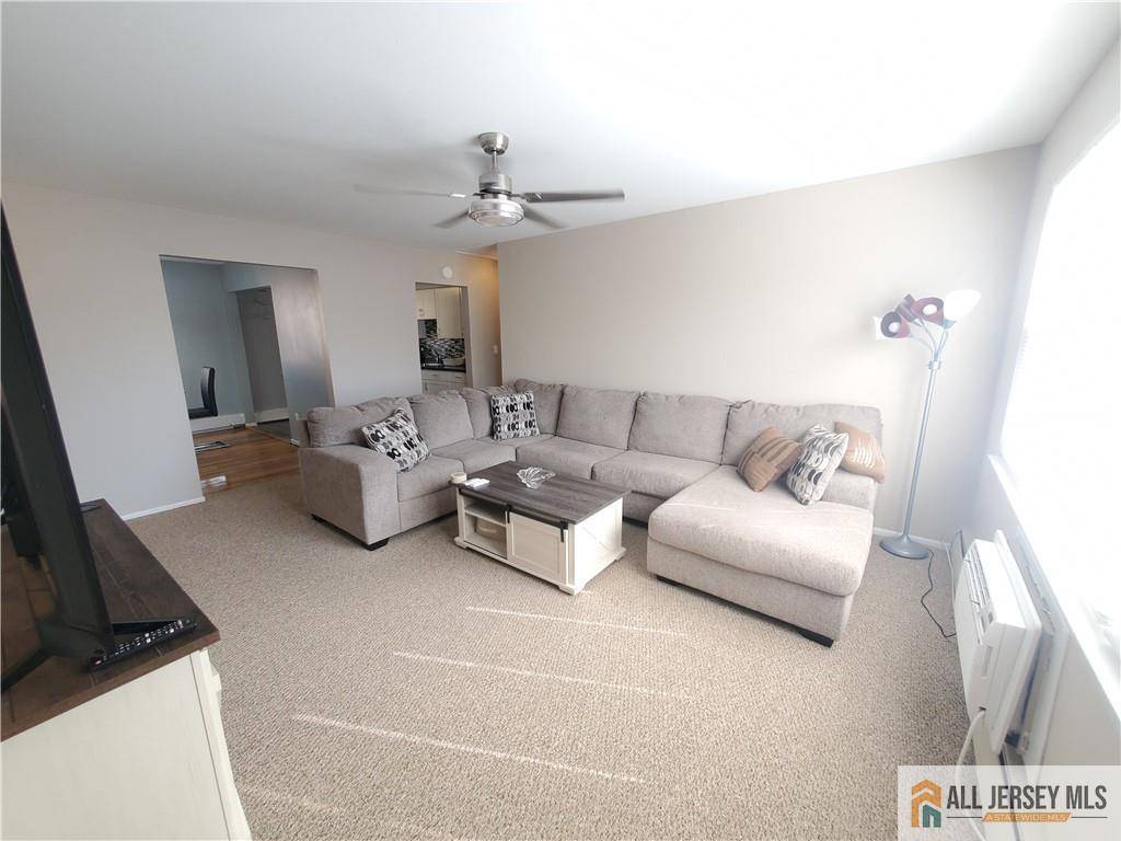 Edison, NJ 08817,21 York DR #2B