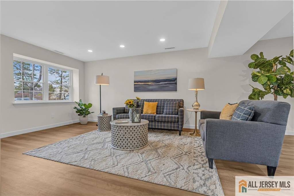 East Brunswick, NJ 08816,5 Hancock CT