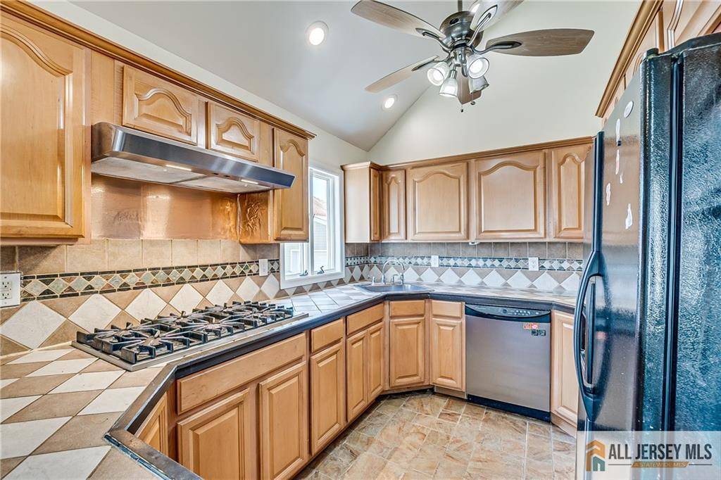 Iselin, NJ 08830,81 Coakley ST