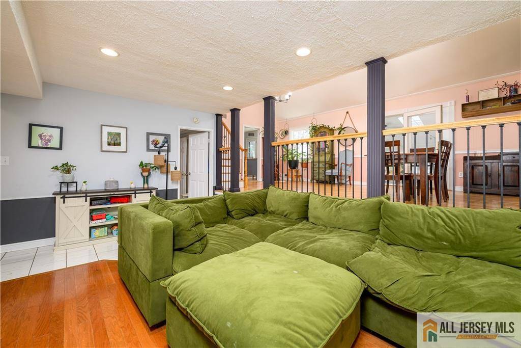 South River, NJ 08882,7 Hollywood ST