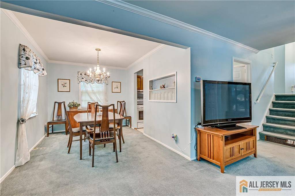 Edison, NJ 08837,33 Larchmont RD